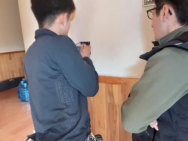 配線を確認する電気職人